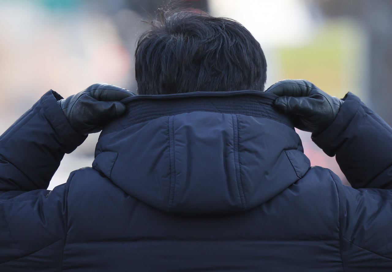 지난달 27일 오전 두꺼운 옷차림을 한 출근길 시민이 광화문네거리를 지나고 있다. [연합]