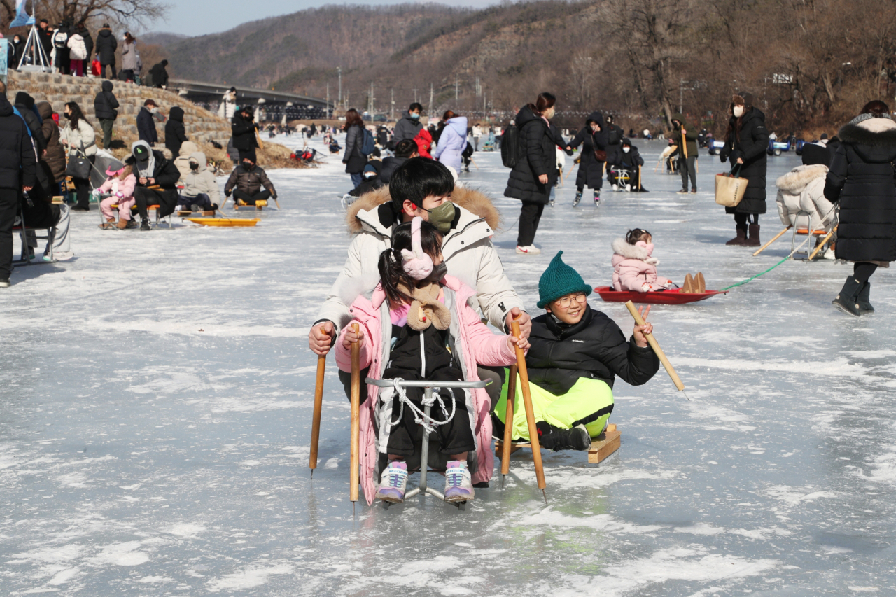 안동 암산얼음축제장을 찾은 사람들이 썰매를 타고 있다.[안동시 제공]