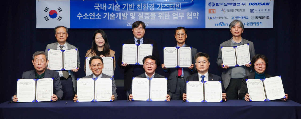 남부발전이 국내 가스터빈분야 전문기관과 함께 ‘국내기술 기반 친환경 가스터빈 수소연소 기술개발 및 실증’을 위한 업무협약을 체결하고 기념촬영을 하고 있다. (앞줄 왼쪽부터 한울항공 이승수 대표, 두산에너빌리티 정연인 대표, 남부발전 이승우 사장, E1 천정식 대표, 삼원이엔지 김일동 대표) [남부발전 제공]