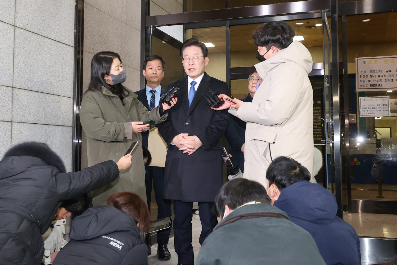 위례·대장동 개발 비리 사건과 관련해 피의자 신문 조사를 마친 이재명 더불어민주당 대표가 28일 오후 서울 서초구 서울중앙지방검찰청에서 취재진 질문에 답하고 있다. [연합]