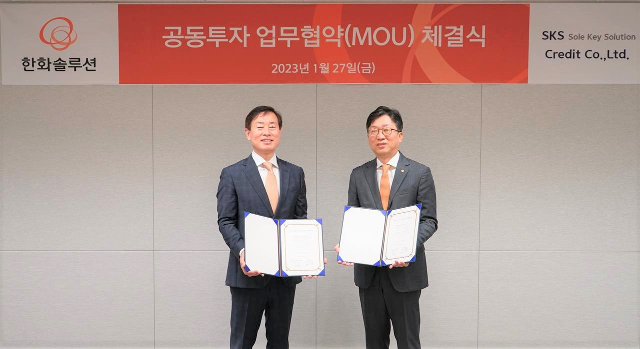 신동진(오른쪽) 한화솔루션 인사이트 부문장과 차인현 SKS크레딧 대표가 기념촬영을 하고 있다. [한화솔루션 제공]