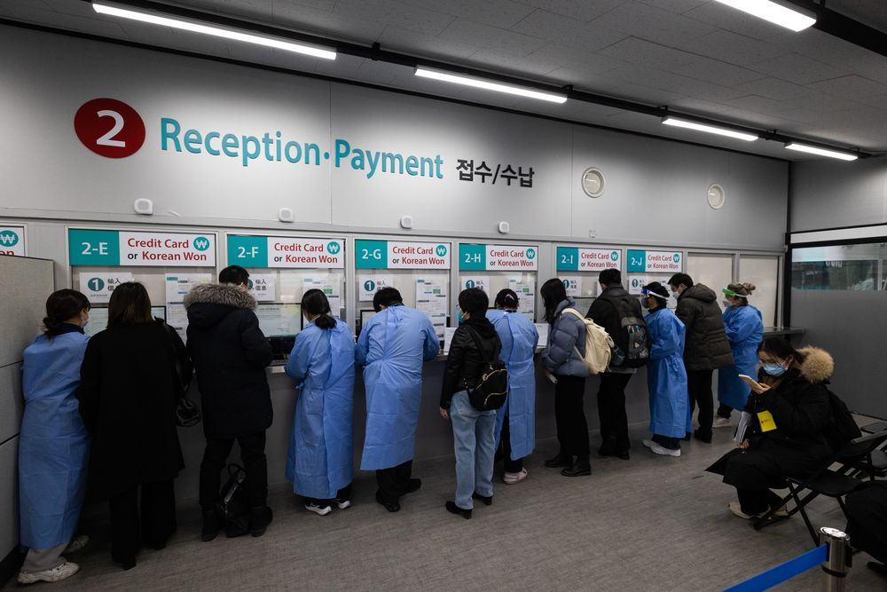 지난 6일 인천공항 코로나19 검사센터에서 의료진이 중국에서 입국하는 여행객들을 검사하고 있다.[블룸버그]