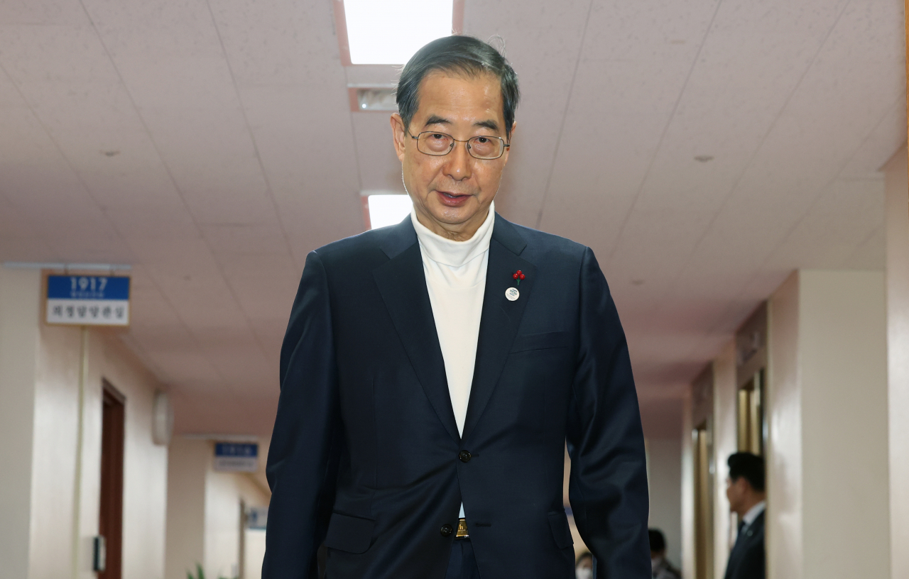 한덕수 국무총리가 30일 오전 정부서울청사에서 열린 국무회의에서 마스크를 벗고 입장하고 있다. [연합]
