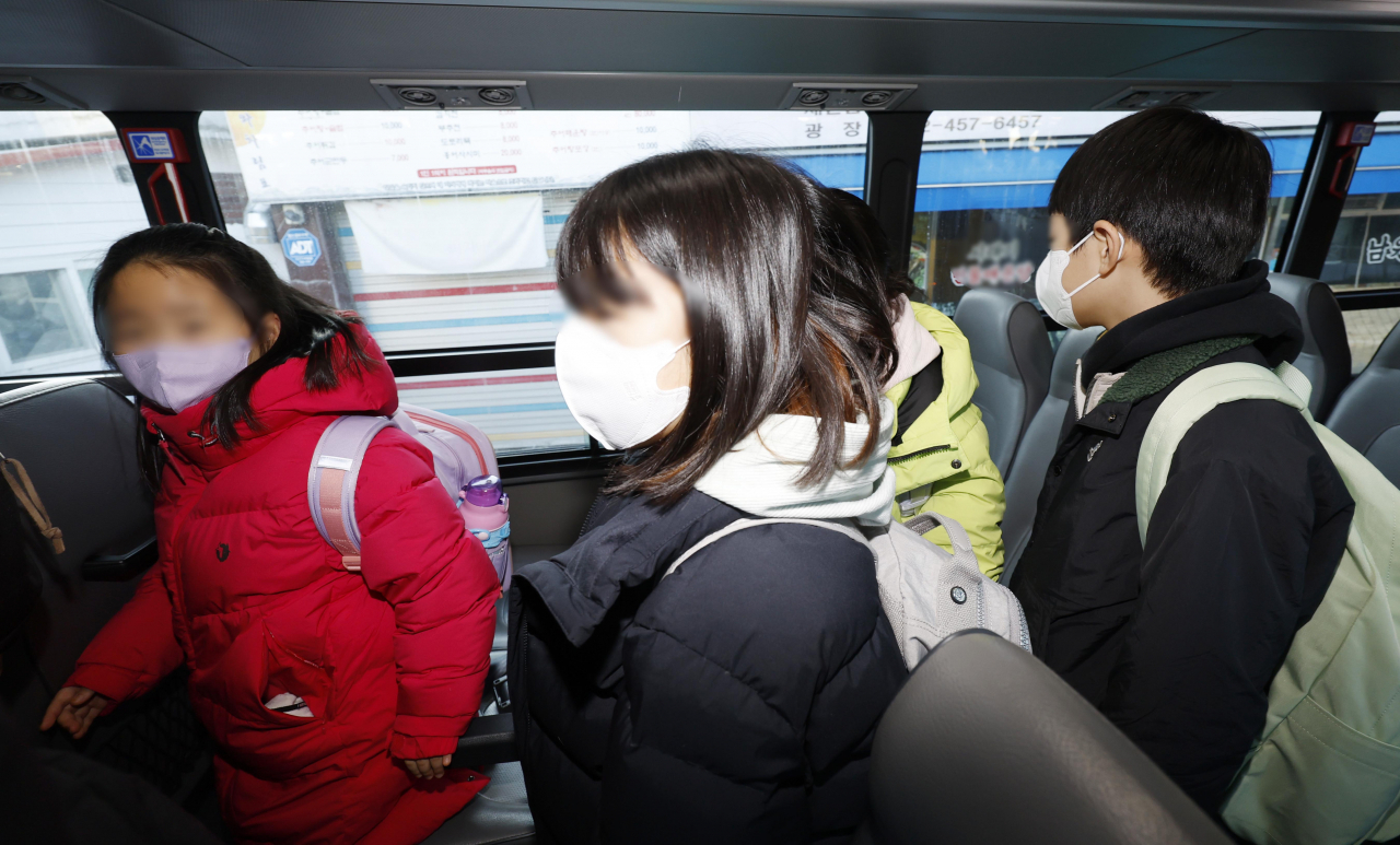 학교, 마트 등 실내마스크 착용 의무가 해제된 30일 서울 광진구 광장초등학교 앞에서 통학버스를 이용하는 학생들이 마스크를 착용한 채 하차 준비를 하고 있다. 학교, 유치원, 학원 통학 차량에서는 마스크 착용 의무가 유지된다. [연합]
