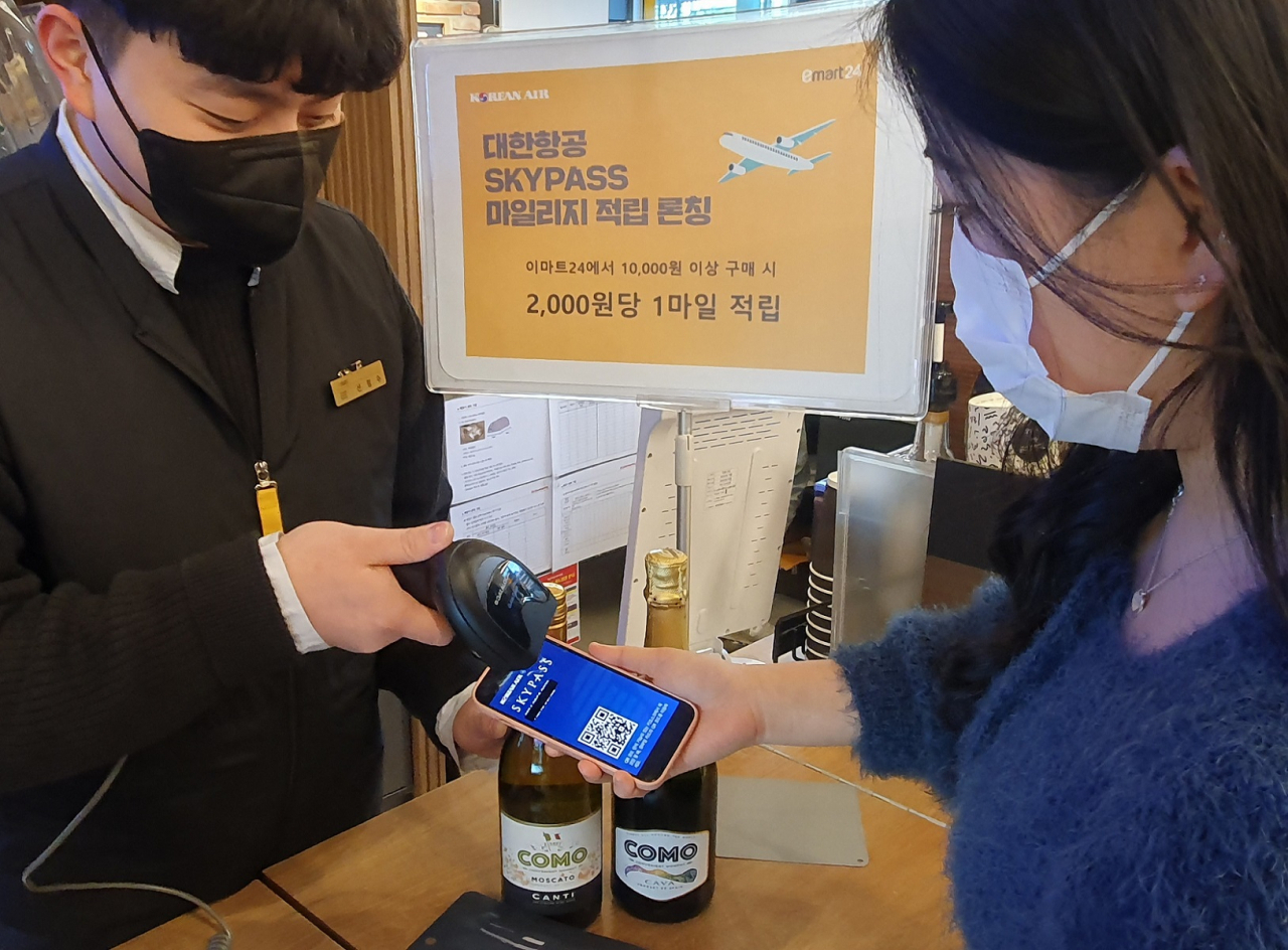 이마트24가 편의점 업계 최초로 대한항공과 마일리지 제휴에 나선다. [이마트24 제공]