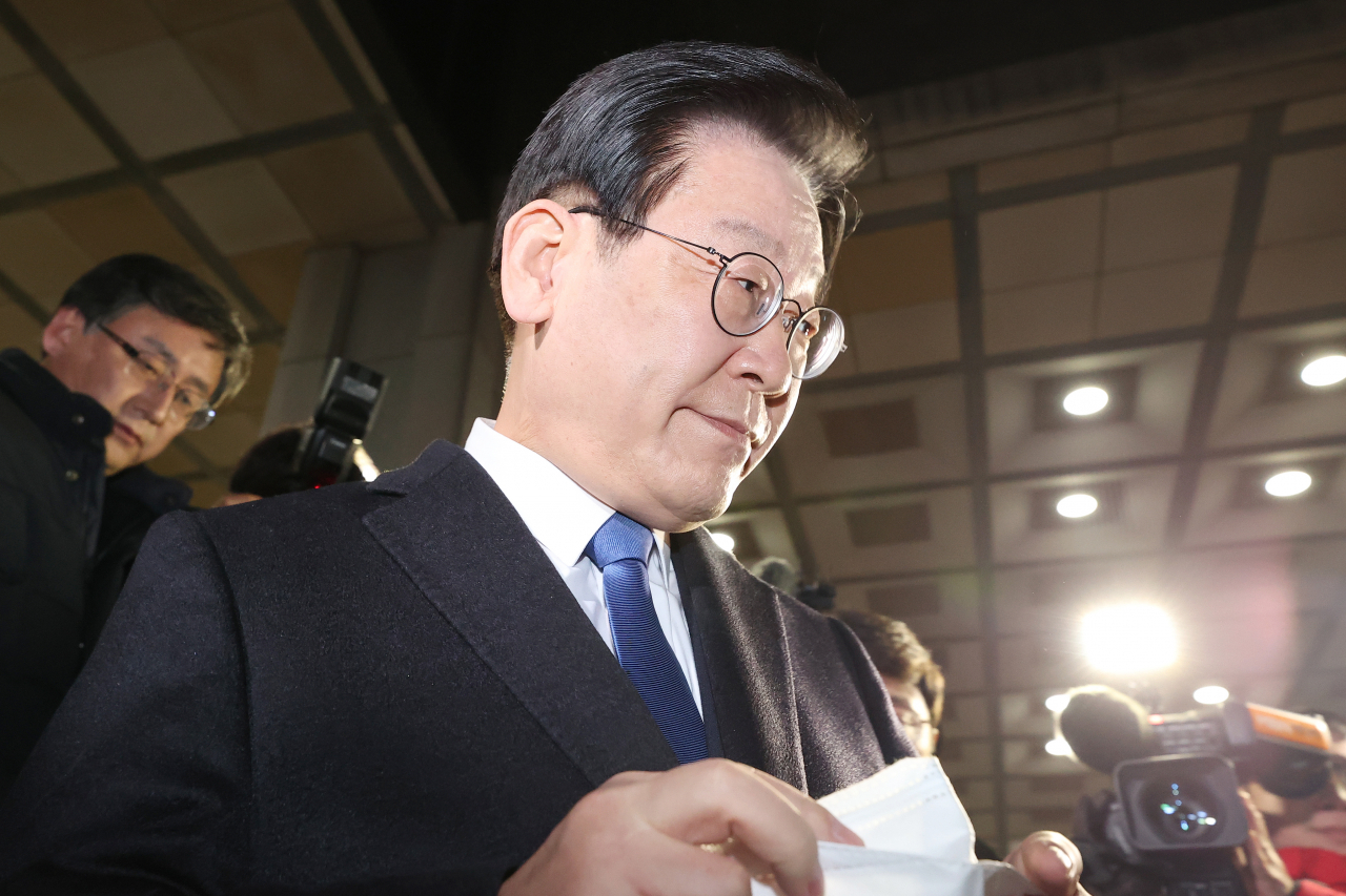 위례·대장동 개발 비리 사건과 관련해 피의자 신문 조사를 마친 이재명 더불어민주당 대표가 28일 오후 서울 서초구 서울중앙지방검찰청에서 차량으로 향하고 있다. 연합뉴스