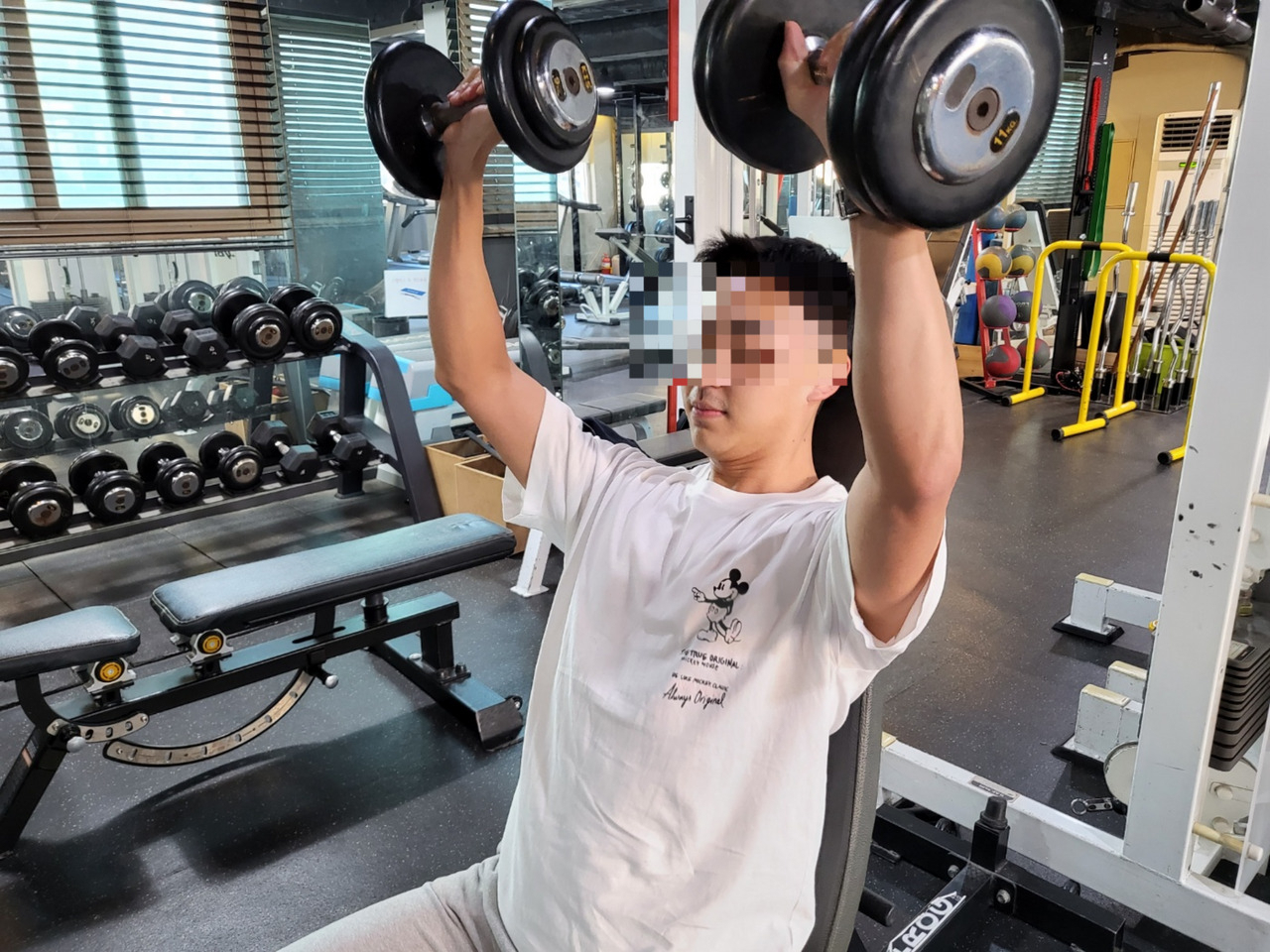 실내마스크 착용이 의무에서 권고로 조정된 30일 서울 영등포구 진피트니스의 황재운 트레이너가 마스크 없이 운동하고 있다. 박지영 기자