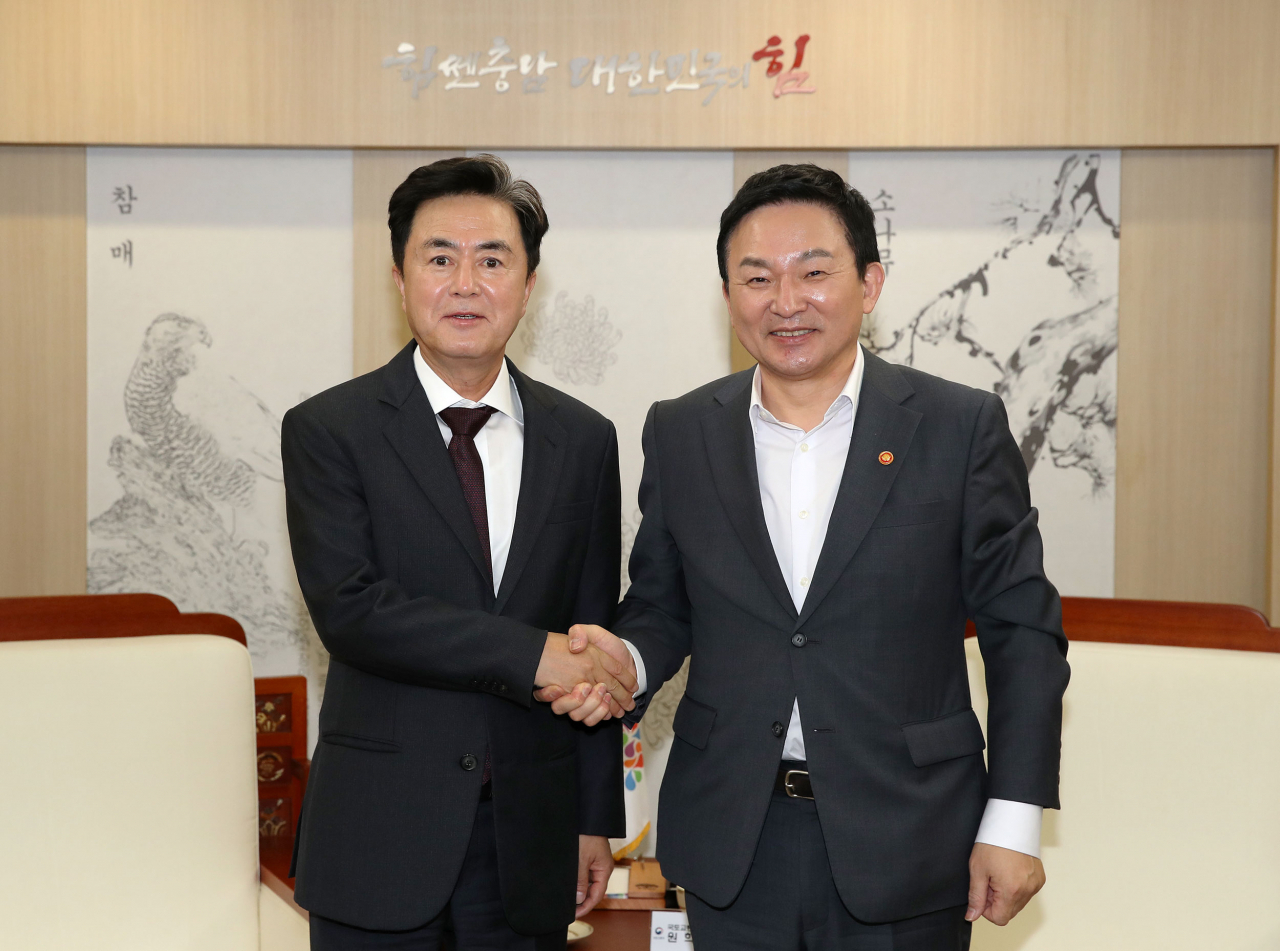 김태흠 충남도지사는 지난해 11월 21일 도청을 방문한 원희룡 국토교통부 장관에게 도내 7개 현안에 대한 지원을 요청한 후 악수를 나눴다.