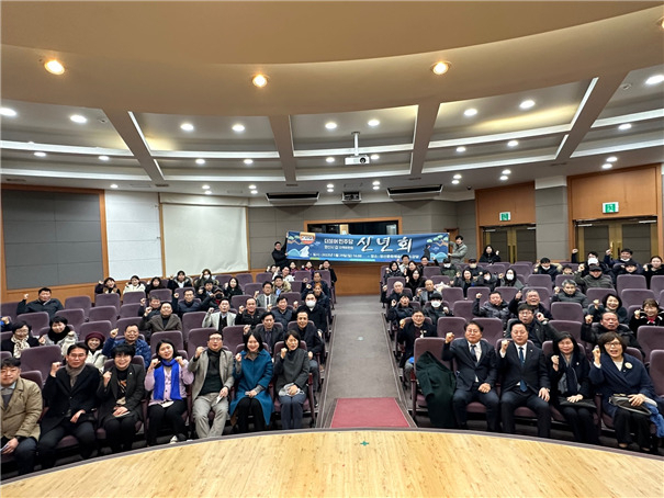 지난 29일 경남 양산시 양산문화예술회관 소공연장에서 이재영 더불어민주당 이재영 양산갑 지역위원장과 김두관 의원, 주요 당직자, 당원들이 신년회 행사를 마치고 기념촬영을 하고 있다. [사진=더불어민주당 양산갑 지역위원회]