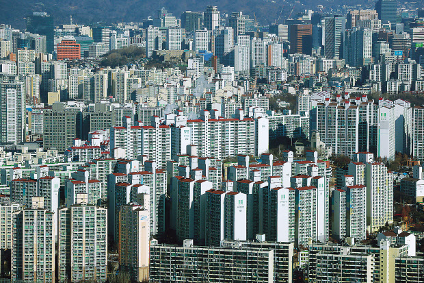 서울과 수도권을 중심으로 아파트 매물이 크게 줄어들고 있다. [연합]