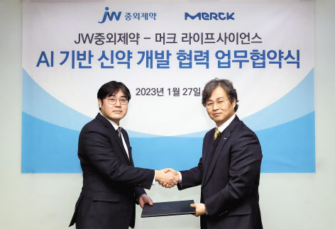 진세호(왼쪽) JW중외제약 원료연구센터장과 이남구 머크 사이언스 앤 랩 솔루션 비즈니스 대표가 27일 서울 서초동 본사에서 인공지능(AI)을 이용한 신약 원료의약품 연구개발 업무협약을 체결하며 기념촬영을 하고 있다. [JW중외제약 제공]