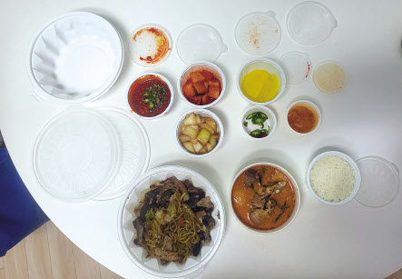 순댓국과 순대볶음을 시켜본 사용자가 찍은 배달음식. [독자 제공]