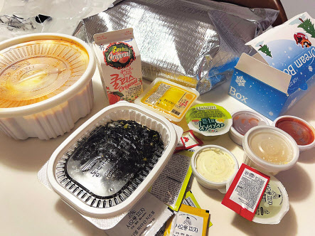 피자, 떡볶이 등을 배달시킨 이용자가 찍은 배달음식. [독자 제공]
