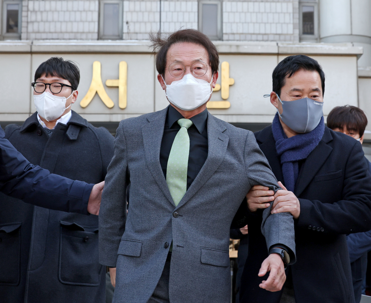 해직 교사 부정 채용 의혹을 받는 조희연 서울시교육감이 27일 오후 서울 서초구 서울중앙지법에서 열린 1심 선고 공판에서 징역 1년6개월에 집행유예 2년을 선고받은 뒤 건물을 나서고 있다. [연합]