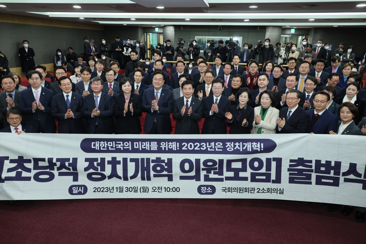 30일 오전 국회 의원회관에서 열린 초당적 정치개혁 의원모임 출범식에서 김진표 국회의장, 정진석 국민의힘 비상대책위원장과 이재명 더불어민주당 대표 등 참석자들이 기념 촬영하고 있다. [연합]