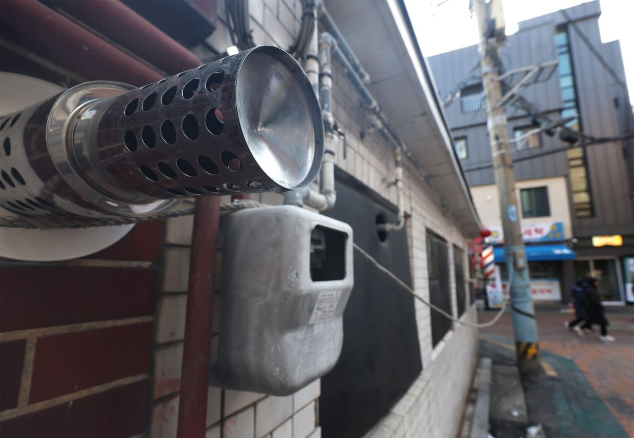 올겨울 최강 한파가 덮친 가운데 도시가스 요금 인상으로 인한 난방비 부담이 커지고 있다. 사진은 29일 오후 서울시내 주택가에 설치된 보일러 연통. [연합]