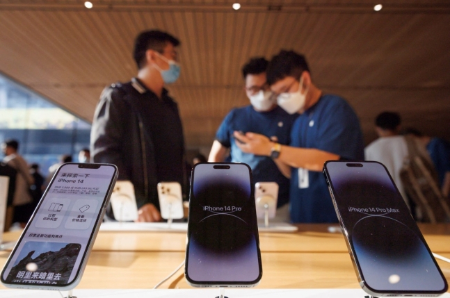 Apple iPhone 14 phones are on display at a retail shop in Beijing. (Yonhap-Reuters)