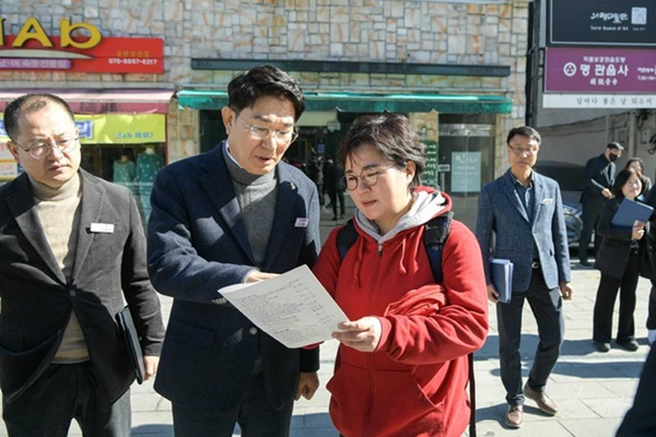 조수진 국회의원(빨간옷)이 순천 원도심을 찾아 노관규 시장으로부터 브리핑을 받고 있다.[순천시 제공]