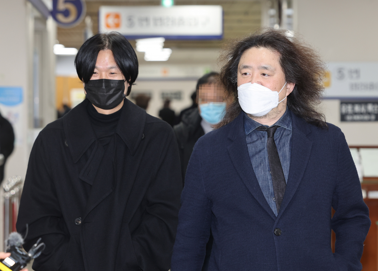 김어준 딴지일보 총수(오른쪽)와 주진우 전 시사인 기자가 11일 오후 서초구 서울고등법원에서 열린 선거법 위반 관련 2심 선고 공판에 출석하고 있다. [연합]