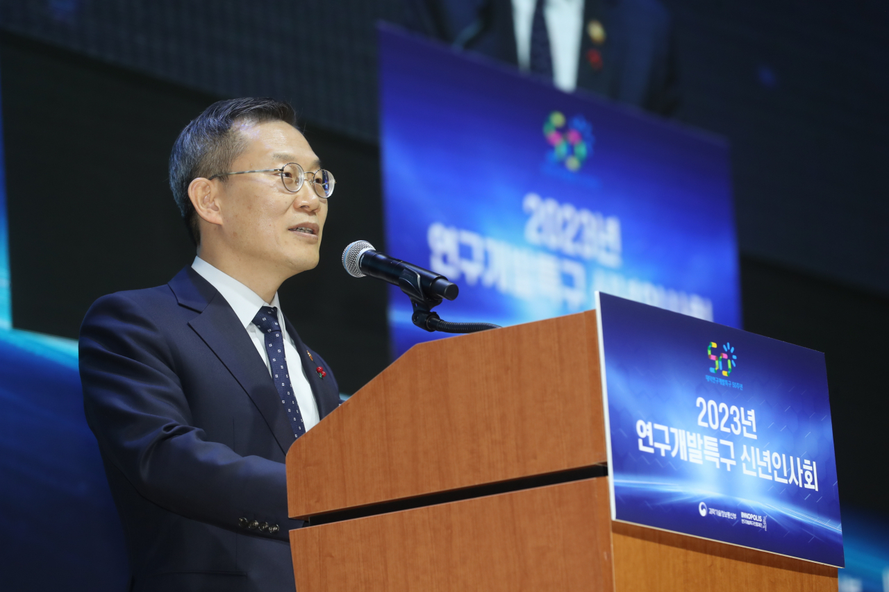 이종호 과학기술정보통신부 장관이 30일 오후 대전광역시 유성구 대전컨벤션센터에서 열린 '2023년 연구개발특구 신년인사회' 에서 인사말을 하고 있다.[과기정통부 제공]