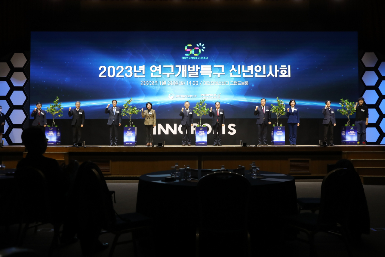 이종호 과학기술정보통신부 장관이 30일 오후 대전광역시 유성구 대전컨벤션센터에서 열린 '2023년 연구개발특구 신년인사회' 에서 이장우 대전광역시장, 이인실 특허청장 등과 퍼포먼스를 마치고 기념촬영 하고 있다.[과기정통부 제공]