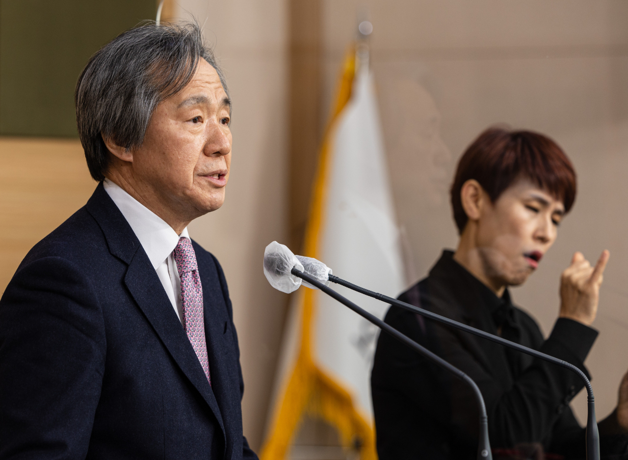 실내마스크 착용 의무가 권고로 변경된 30일 오전 정기석 코로나19 특별대응단장 겸 국가 감염병 위기 대응자문위 위원장이 서울 종로구 정부청사 별관에서 열린 정례브리핑에서 실내마스크 착용 의무 조정 1단계와 관련한 안내를 하고 있다. [연합]