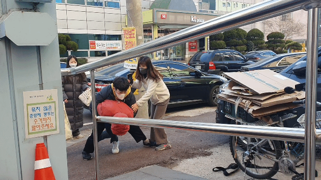 30일 오전 9시 40분께 광주광역시 북구 신안동 한 주택가 골목에서 엎치락 뒤치락 큰 싸움이 벌어졌다. 모아둔 폐지 한 무더기와 공병 몇 개를 훔쳐갔다는 이유에서다. 서인주 기자