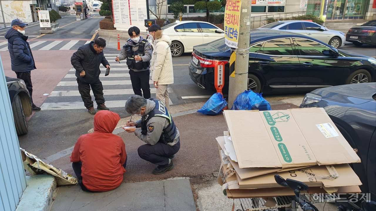 결국 싸움은 경찰이 출동한 다음에 진정됐다. 안타깝지만 노인들은 폭행 혐의로 조사를 받아야 한다. 서인주 기자