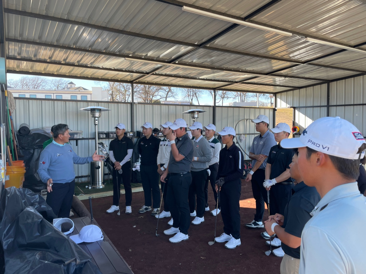 최경주(왼쪽)가 최경주재단 주니어선수들의 동계훈련을 지도하는 모습./최경주재단 제공