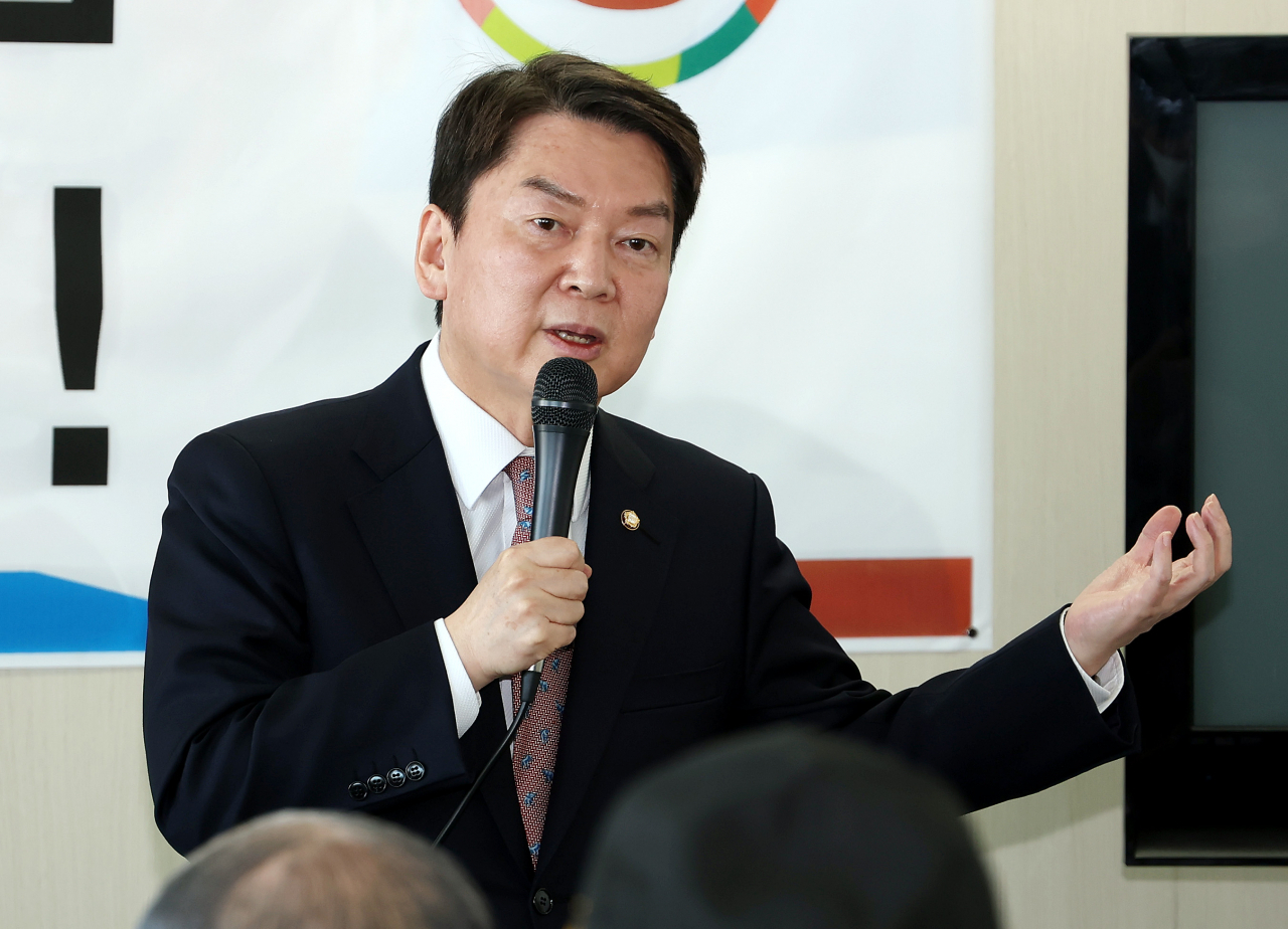 국민의힘 당권 주자인 안철수 의원이 1월 30일 오후 인천시 미추홀구 윤상현 의원 사무실에서 열린 동구·미추홀구 갑·을 당협 합동간담회에서 발언하고 있다. [연합]