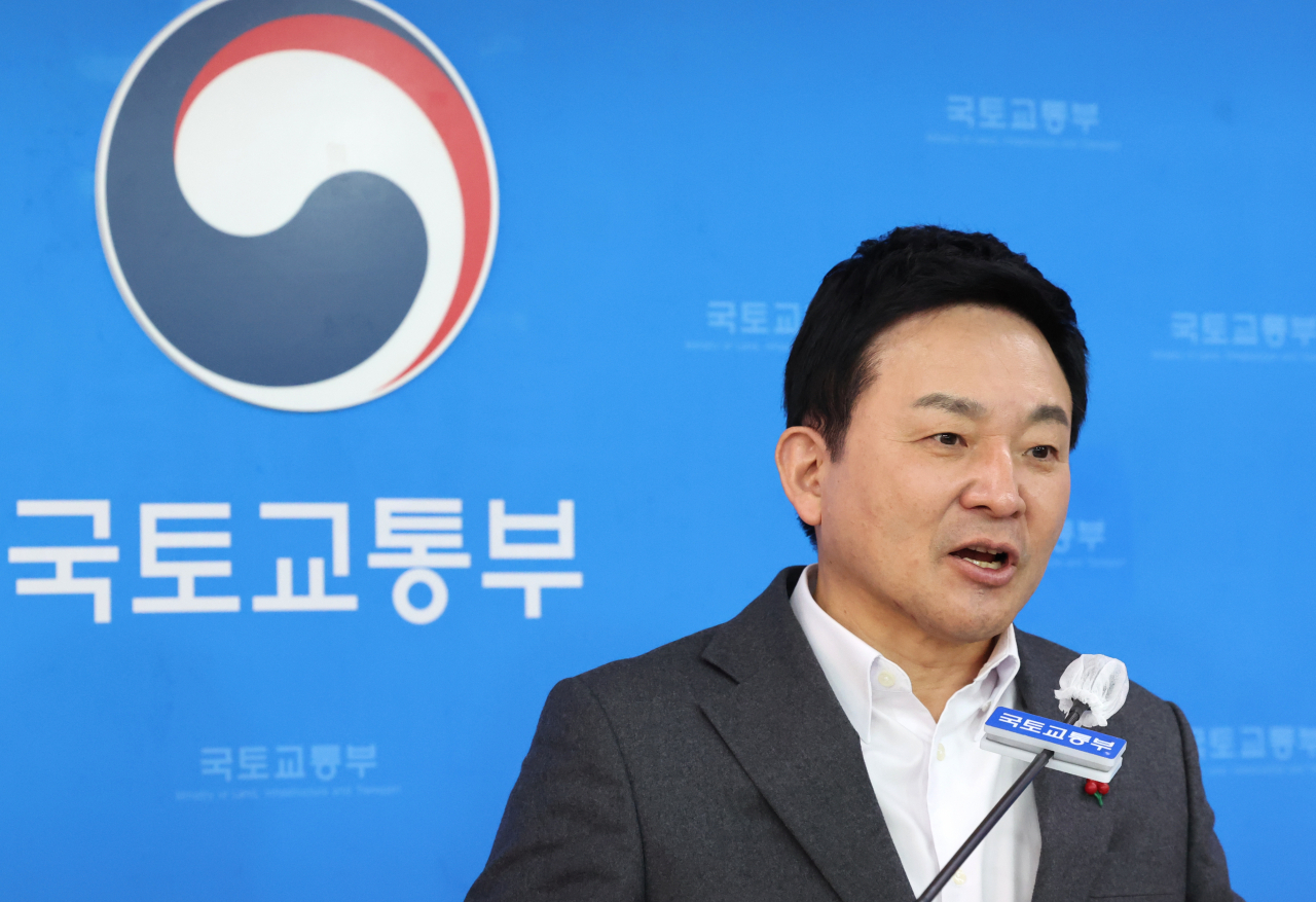 원희룡 국토교통부 장관이 지난달 30일 정부세종청사 국토교통부 기자실을 방문해 간담회를 하며 질문에 답하고 있다. 연합뉴스