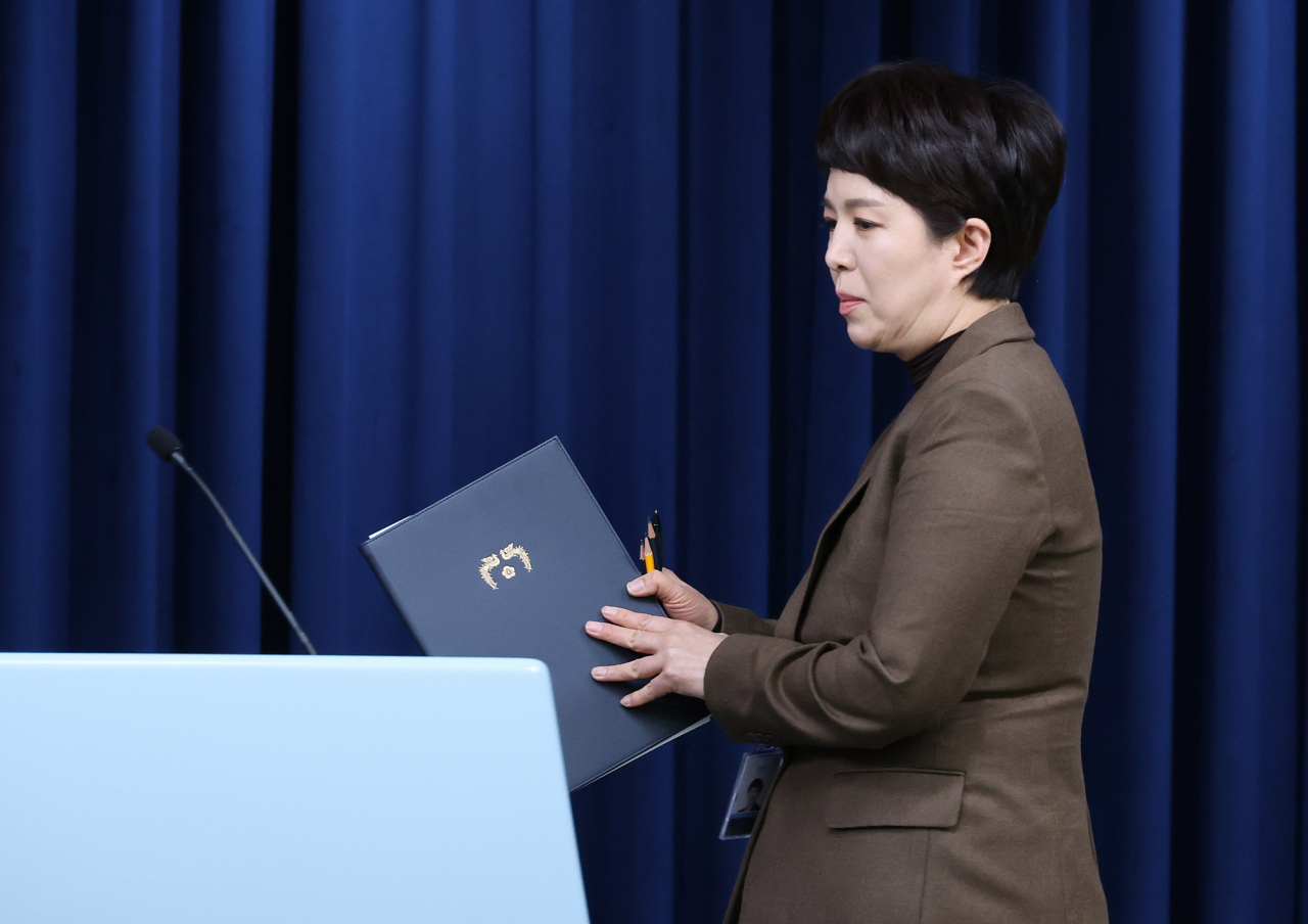 김은혜 대통령실 홍보수석이 30일 서울 용산 대통령실 청사에서 윤석열 대통령이 '난방비 지원' 1000억 예비비 지출안건을 재가했다는 내용의 브리핑을 위해 입장하고 있다. [연합]