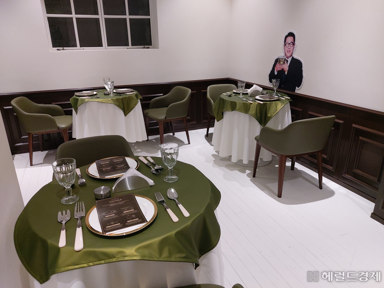 서울 성동구 성수동 LES601성수에 마련된 삼양식품의 쿠티크 팝업스토어 ‘살롱드쿠티크’ 2층 다이닝 공간. 쿠티크 팝업스토어는 2월 5일까지 운영된다. 김희량 기자