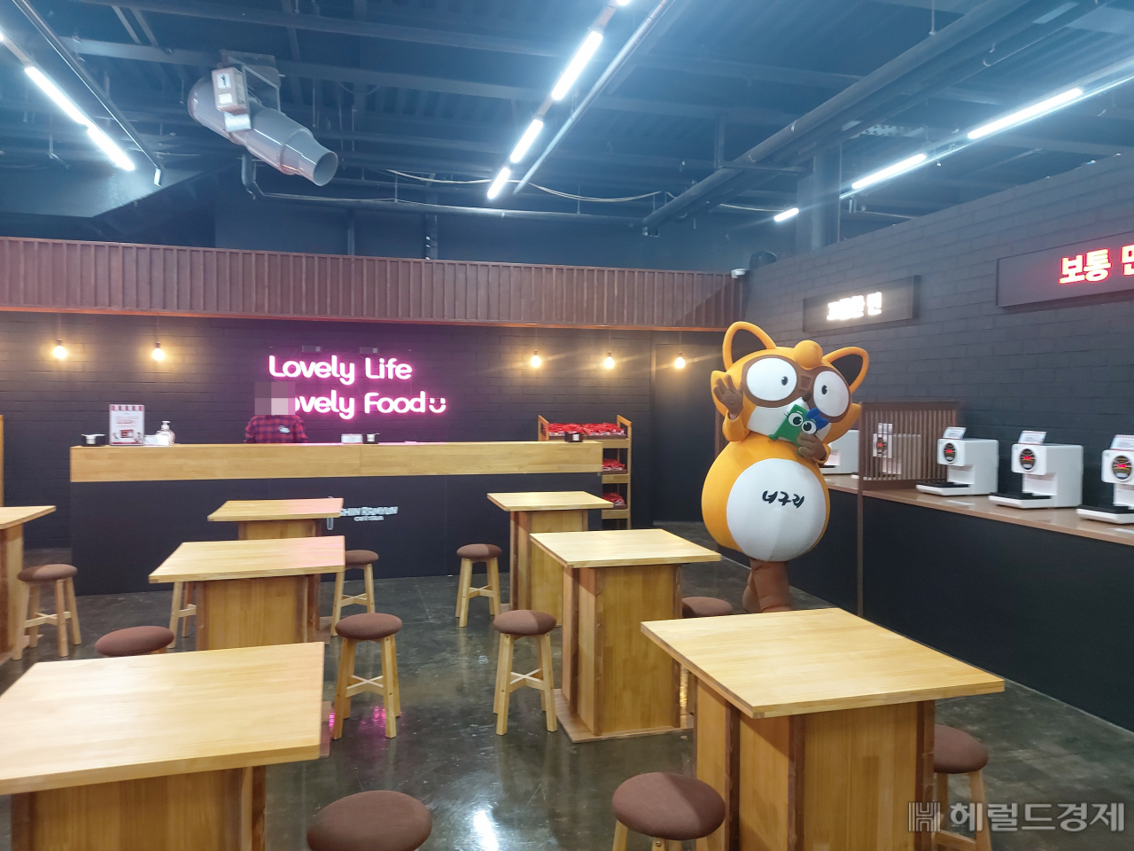 서울 성동구 성수동 S팩토리 A동에 마련된 ‘신라면 카페테리아 팝업스토어’의 ‘신라면 분식점’ 공간. 김희량 기자