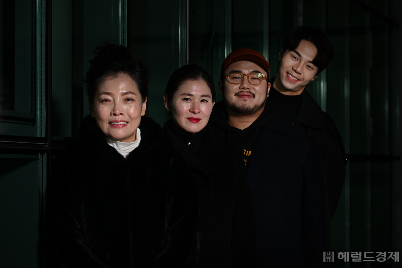 지난 60여년 국립창극단을 이끌어온 가장 큰 힘은 단원들이다. 총 서른 네 명(창악부 28명, 기악부 6명)의 단원들은 “소리라면 모두가 자신있는 사람들”이었고, “죽어 있던 대본도 맛깔스럽게 살려내는”(오지원 국립창극단 책임PD) 귀신 같은 재능을 가지고 있었다. 창극단을 이끈 네 주역 정미정(56)·최영훈(47)·유태평양(31)·김수인(28)(왼쪽부터)이다. 임세준 기자