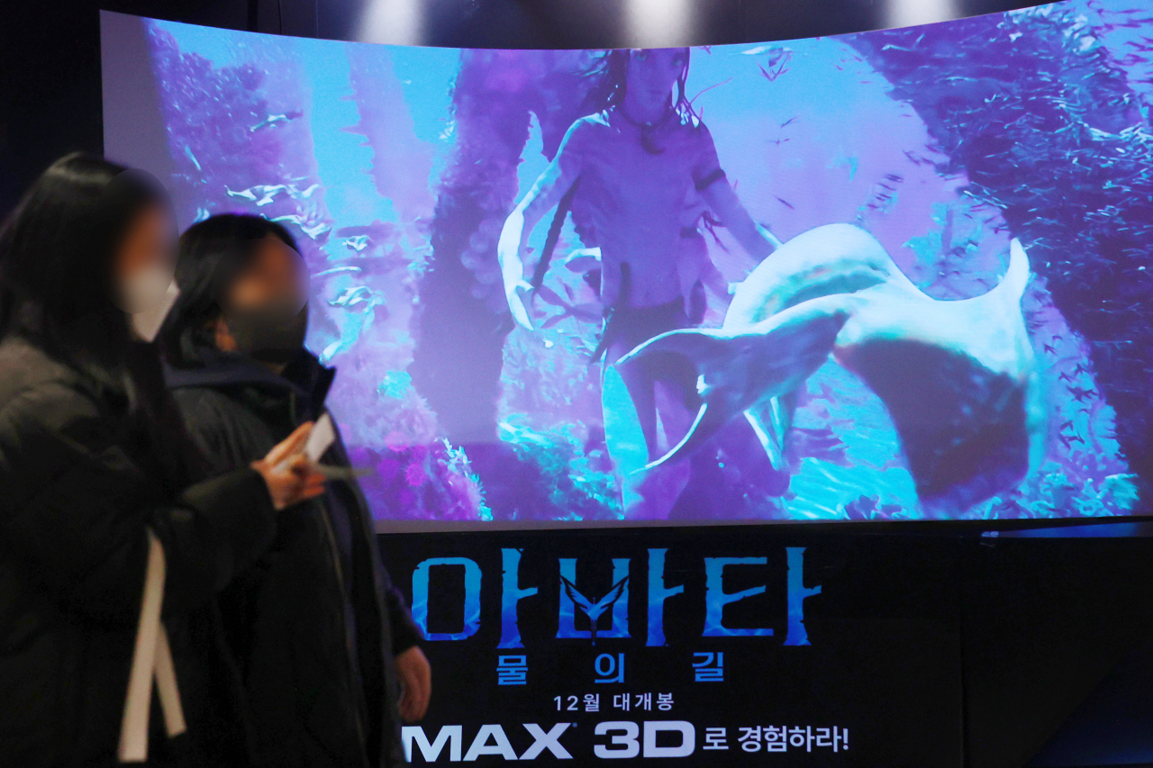 영화 '아바타: 물의 길'(아바타2)이 1000만 관객을 돌파한 24일 서울 시내 한 영화관에 '아바타2' 예고편이 나오고 있다. [연합]
