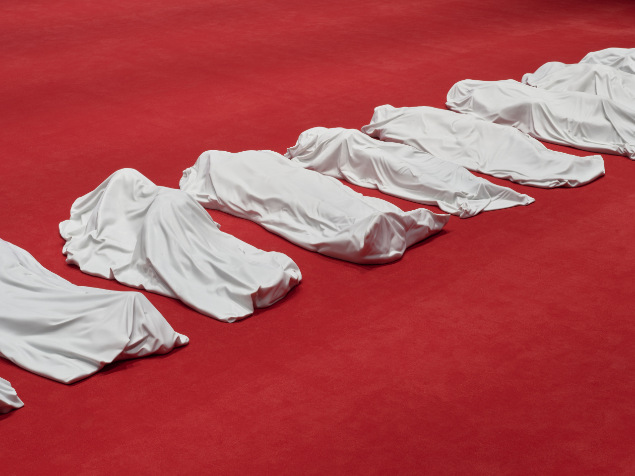 마우리치오 카텔란, 모두, 2007, 카라라 대리석, 가변크기 ⓒ Maurizio Cattelan, 사진 김경태 [리움미술관 제공]