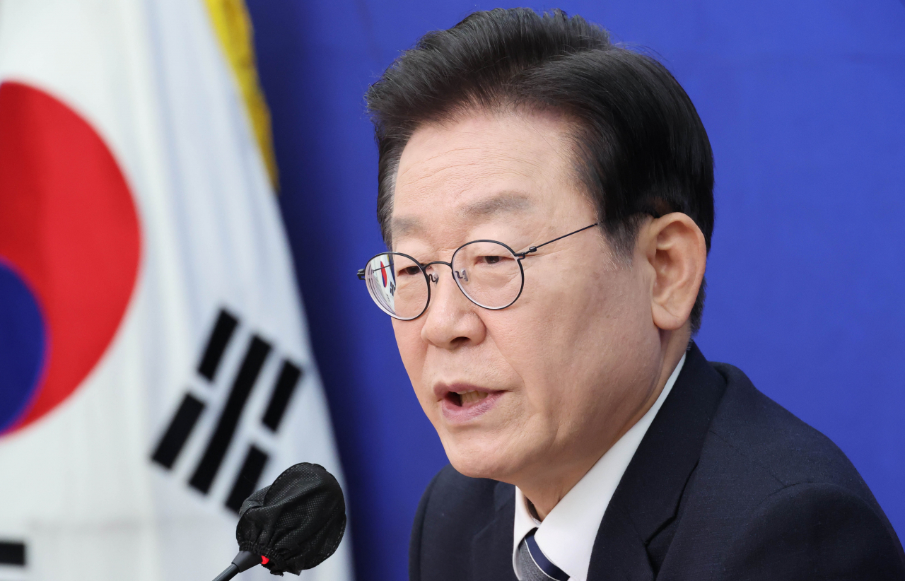 이재명 더불어민주당 대표가 30일 오전 국회 대표실에서 자청해서 열린 기자간담회에서 발언하고 있다. [연합]