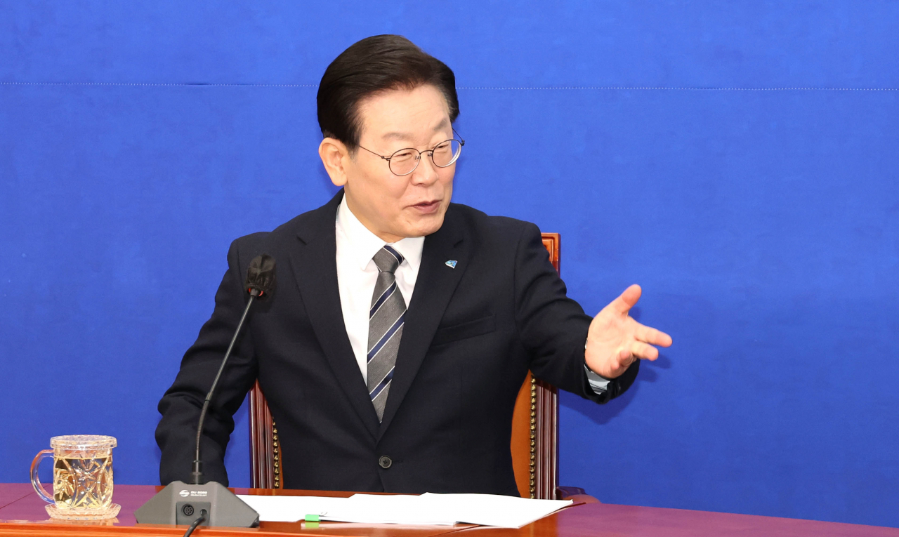 이재명 더불어민주당 대표가 30일 오전 국회 대표실에서 자청해서 열린 기자간담회에서 발언하고 있다. 연합뉴스