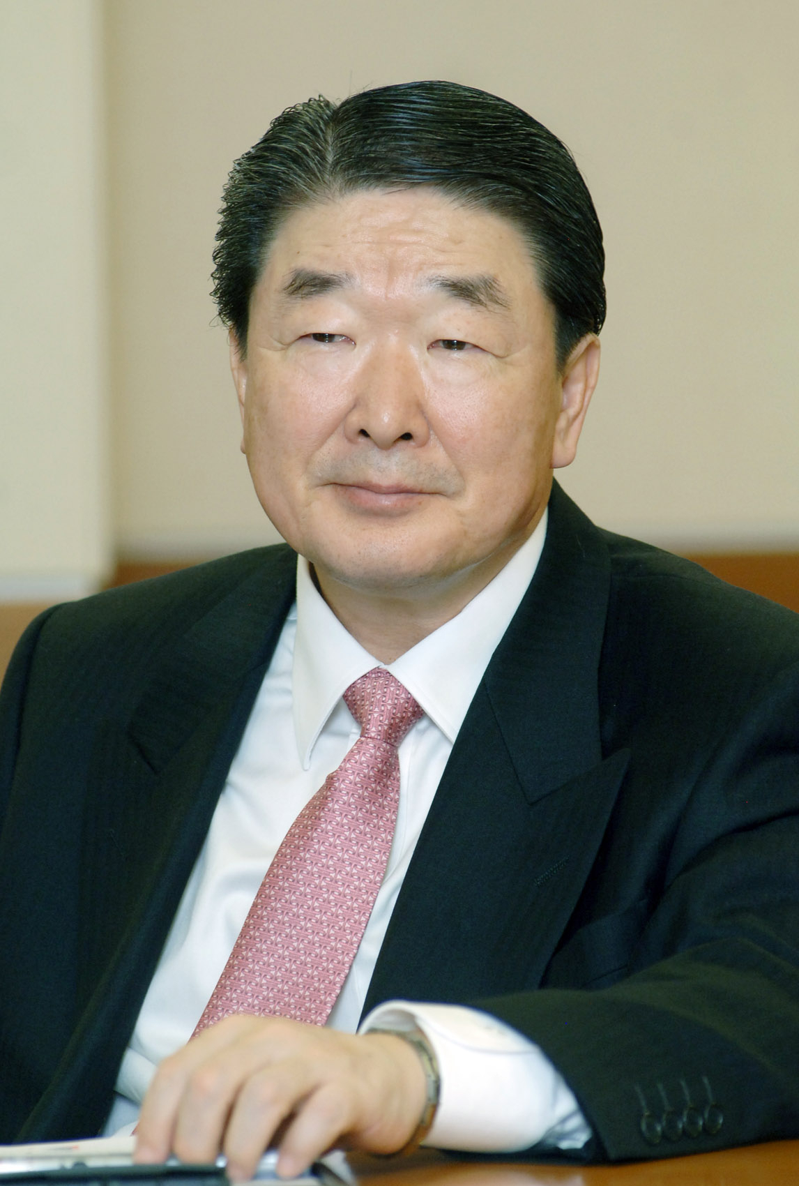 LX그룹의 ‘미래 성장동력’으로 주목받는 LX세미콘이 국내 팹리스(반도체 설계 전문기업) 업계의 ‘깜짝 스타’로 등극했다. 단일 국내 팹리스 기업으로는 처음으로 지난해 연 매출 2조원의 고지를 밟았다. 구본준(사진) LX그룹 회장의 ‘반도체 뚝심’이 빛을 발했다는 평가가 나온다. [LX홀딩스 제공]