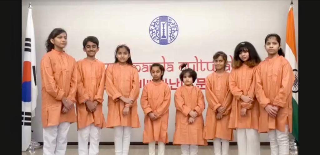 Children of Indian Embassy officials sing a song at Republic Day celebrations at the Indian Embassy in Yongsan-gu, Seoul, on Thursday. (Indian Embassy in Seoul)