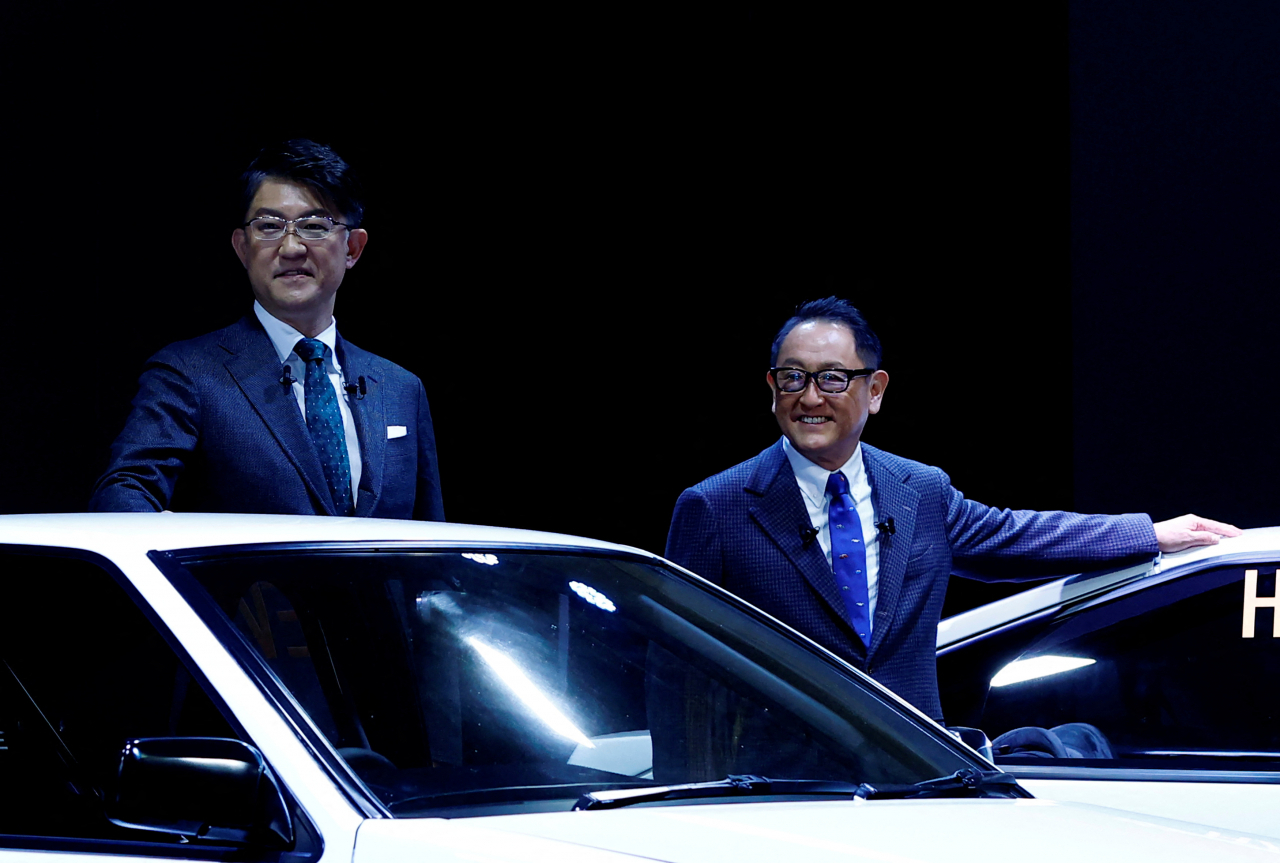 도요타자동차 최고경영자(CEO)에서 물러나는 도요타 아키오(오른쪽)와 새롭게 도요타자동차를 이끌게 된 사토 고치 모습 [로이터]