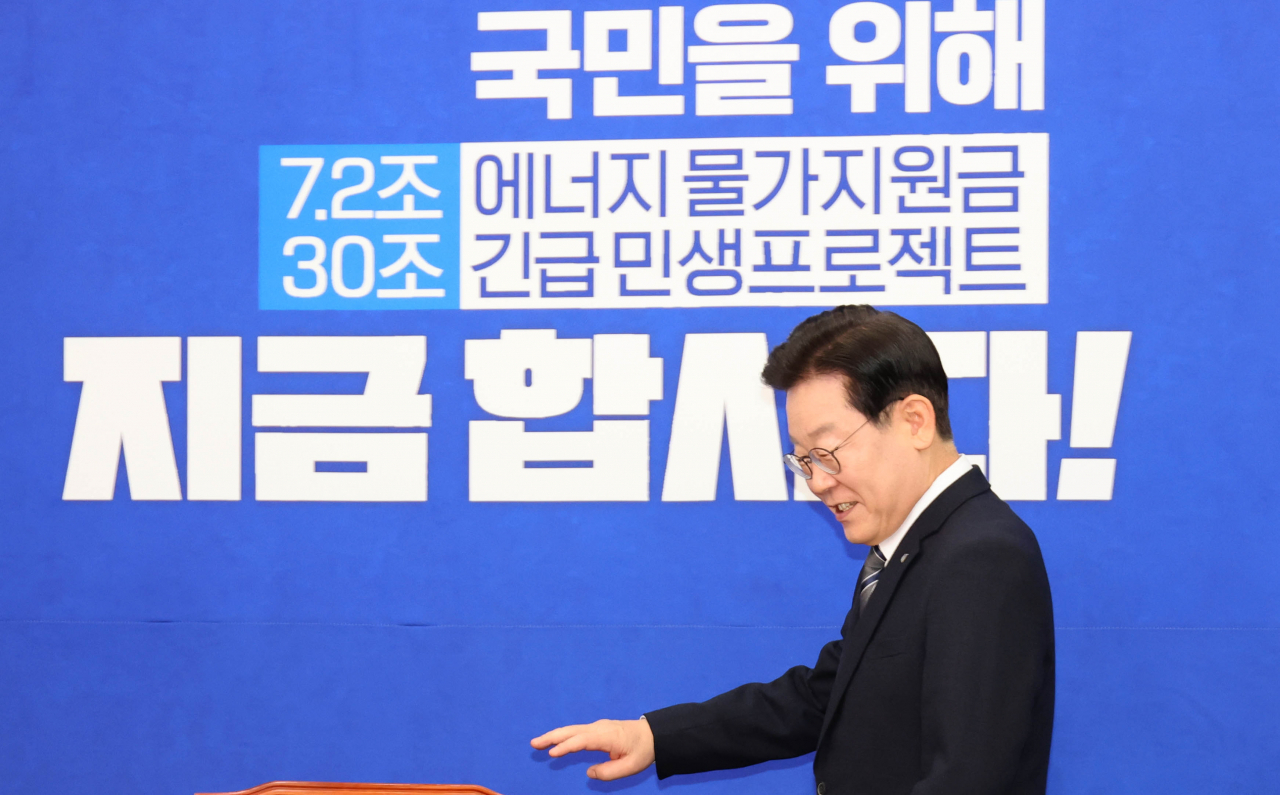 더불어민주당 이재명 대표가 30일 오전 국회 대표실에서 자청해서 열린 기자간담회에 참석하고 있다. [연합]