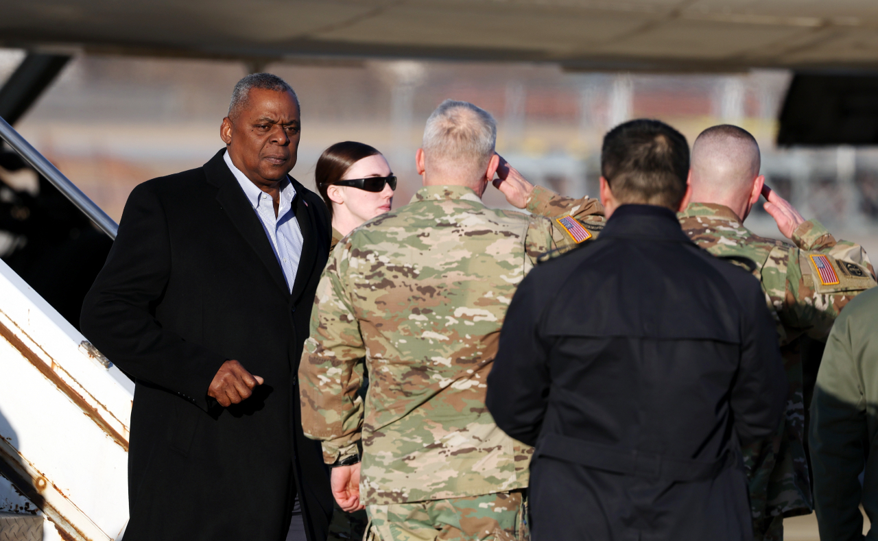 This photo, taken on Monday, shows U.S. Defense Secretary Lloyd Austin (left) arriving at Osan Air Base in Pyeongtaek, 65 kilometers south of Seoul. (Yonhap)