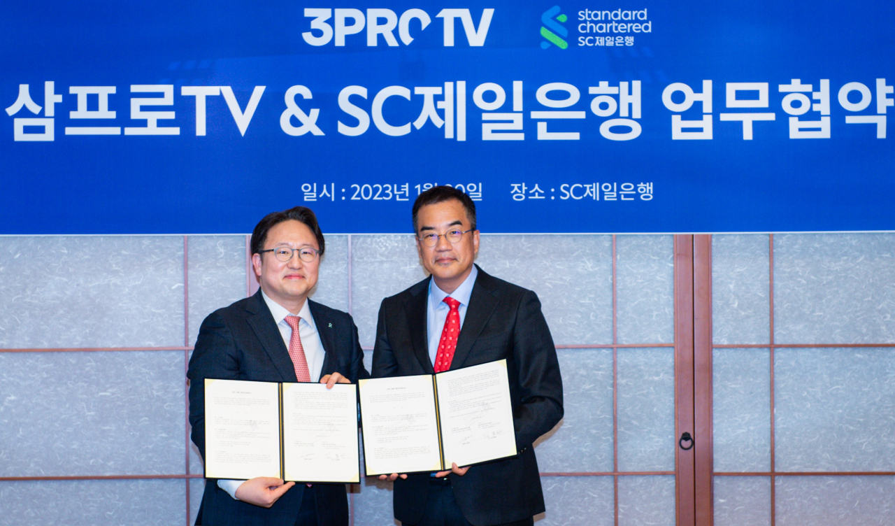 지난 30일 서울 종로구 SC제일은행 본사에서 열린 ‘삼프로TV와 SC제일은행 업무협약식’에서 장호준 SC제일은행 소매금융그룹장(부행장·왼쪽)이 김동환 삼프로TV 대표와 업무협약을 체결한 후 기념촬영을 하고 있다.[SC제일은행 제공]