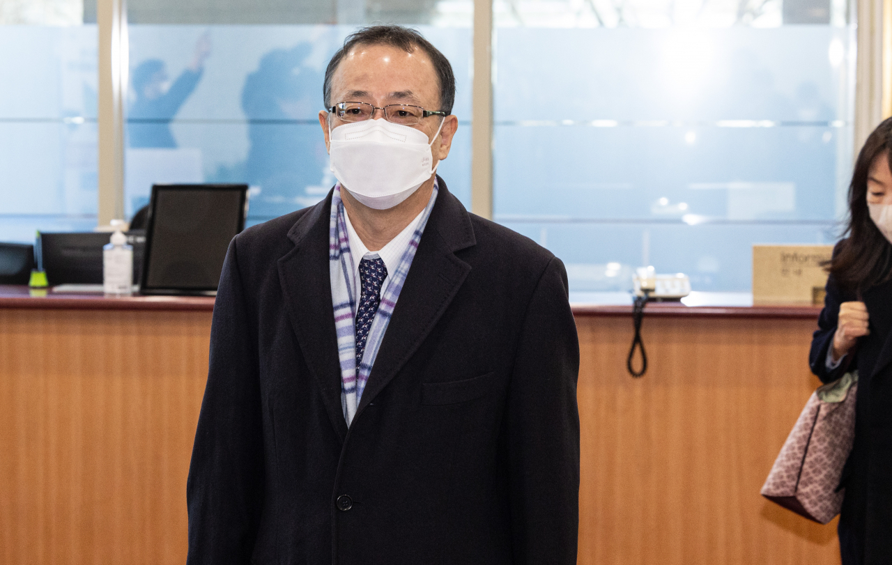 후나코시 다케히로 일본 외무성 아시아대양주국장이 30일 오후 한·일 외교부 국장급 협의를 위해 서울 종로구 외교부 청사에 도착해 이동하고 있다. [연합]