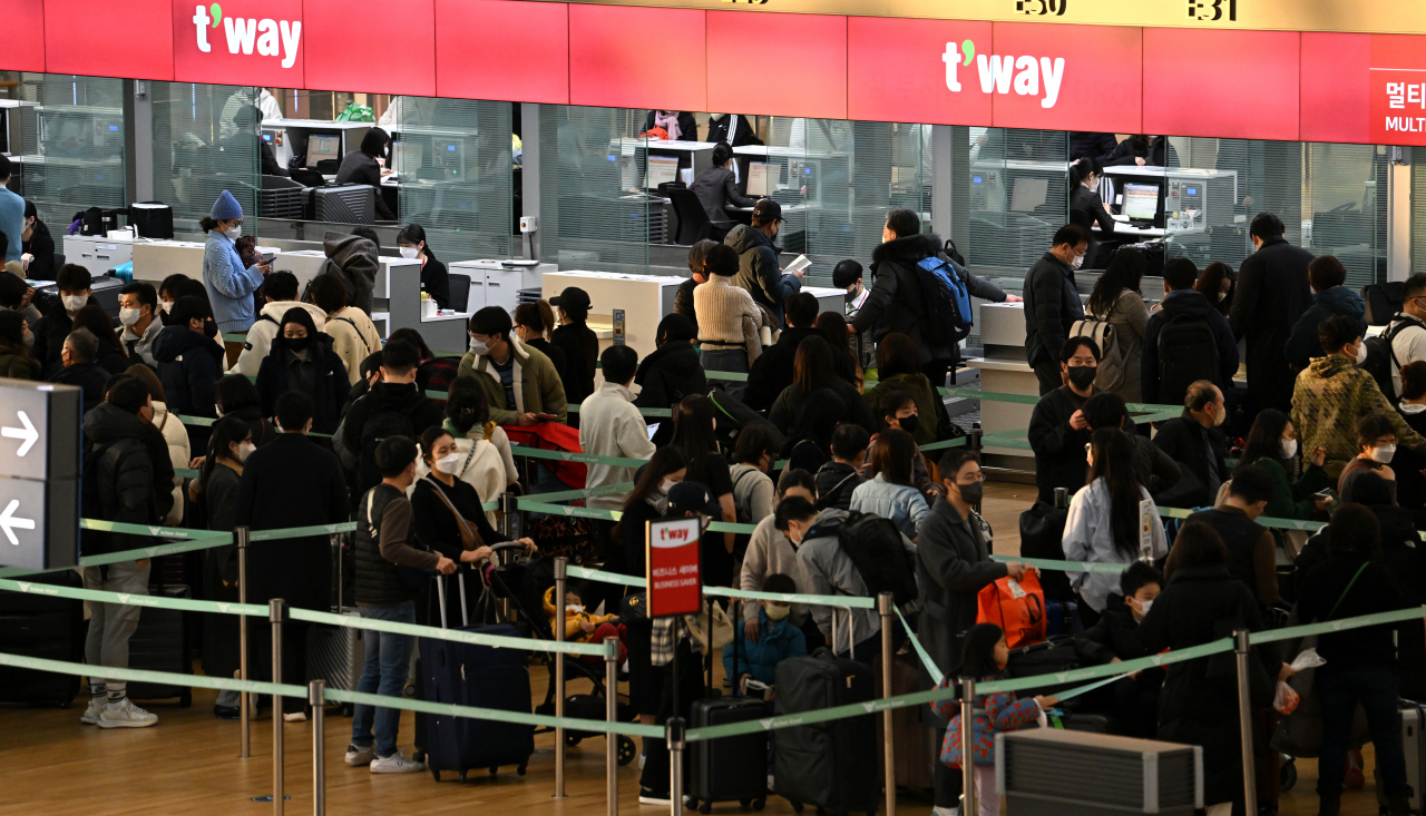 19일 인천국제공항 제1터미널에서 설 명절 연휴를 앞두고 많은 시민들이 해외로 나가는 가운데 탑승수속을 밟기위해 출국장이 붐비고 있다. 임세준 기자
