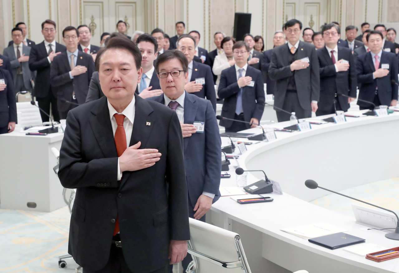 윤석열 대통령이 지난 30일 오후 청와대 영빈관에서 열린 금융위원회 업무보고에서 국기에 경례하고 있다. [연합]