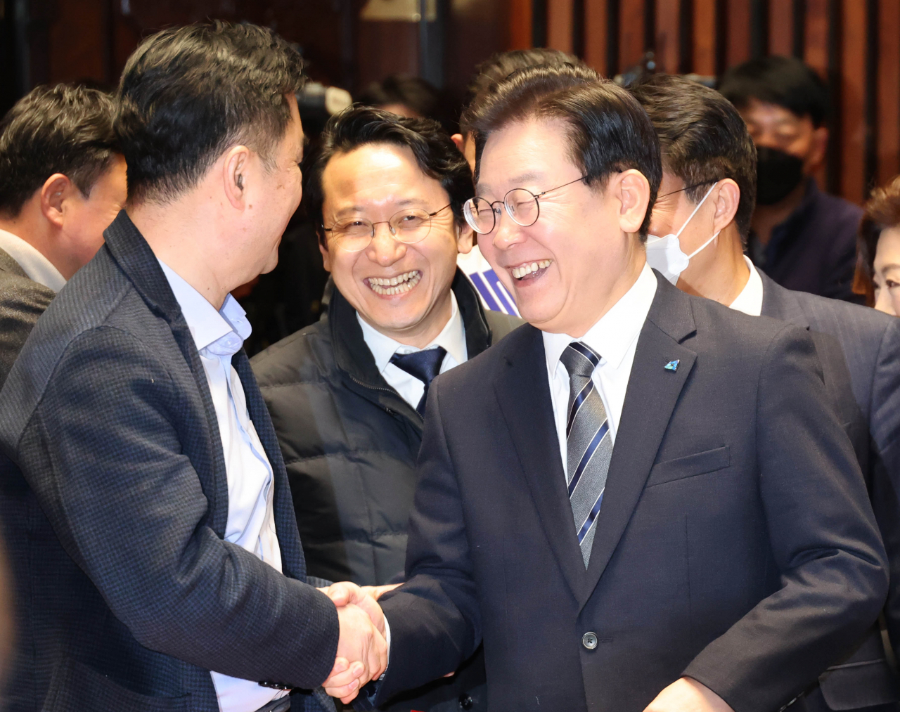 이재명 더불어민주당 대표가 30일 국회에서 열린 의원총회에 참석하며 비명계 김종민 의원과 대화하고 있다. [연합]
