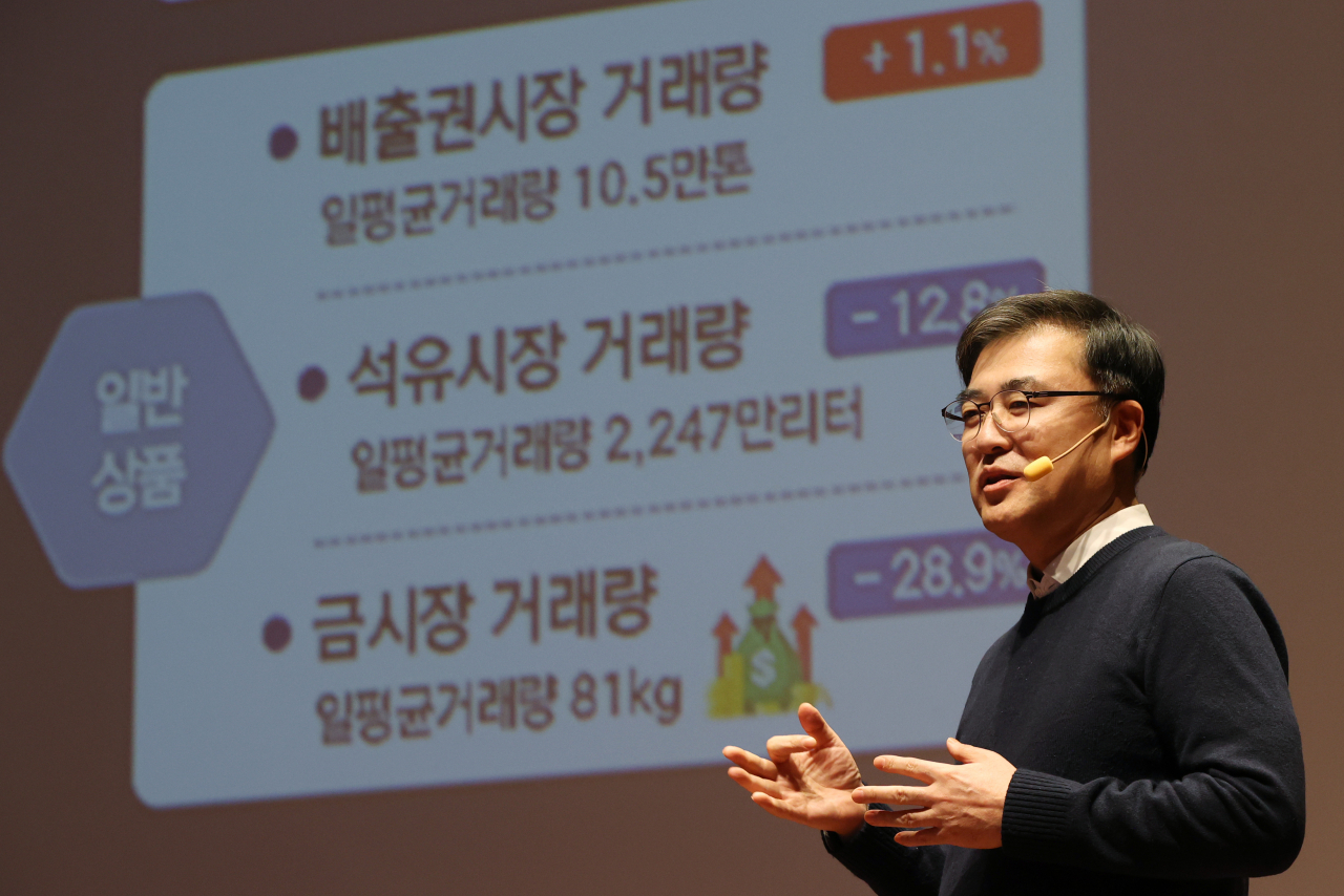 손병두 한국거래소 이사장이 31일 오전 서울 영등포구 한국거래소 서울사무소에서 열린 2023년도 신년 기자간담회에서 핵심전략을 발표하고 있다. [연합]